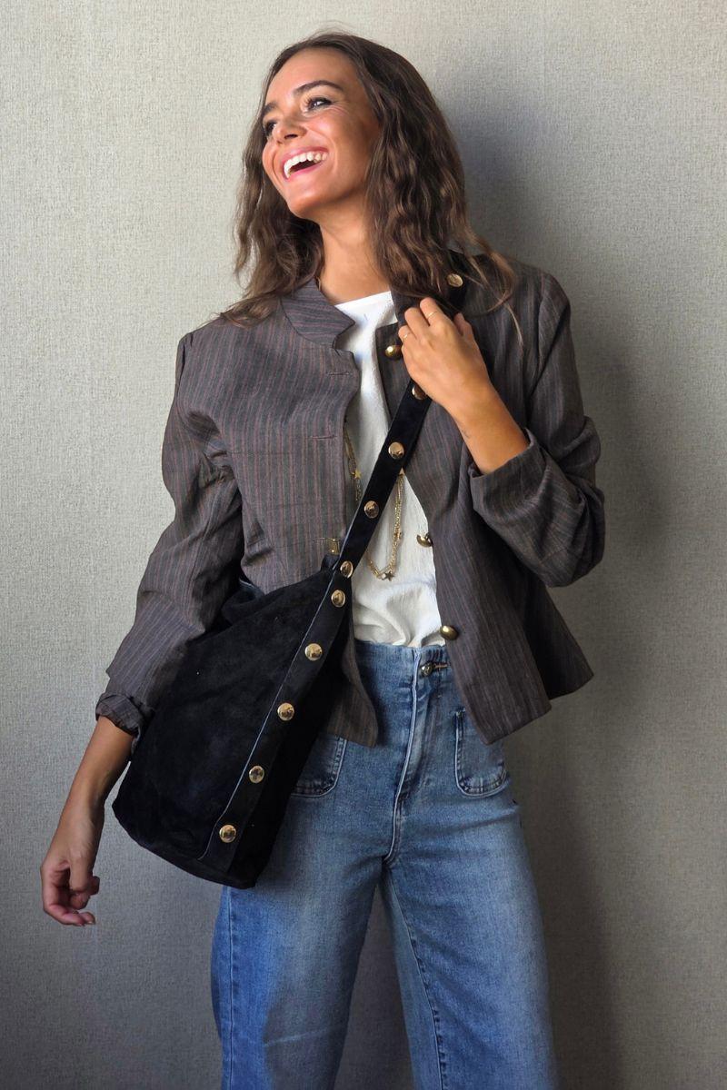 Bolso negro oversize con detalles dorados