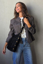 Bolso negro oversize con detalles dorados
