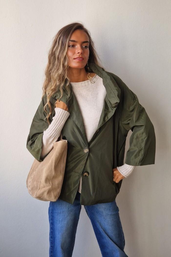 Parka corta tipo chubasquero verde militar