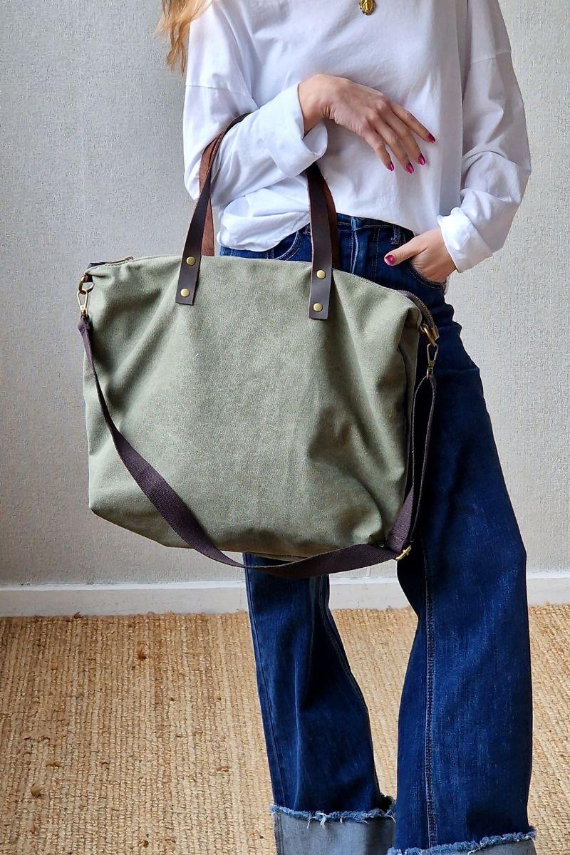 Bolso oversize de loneta con piel verde militar