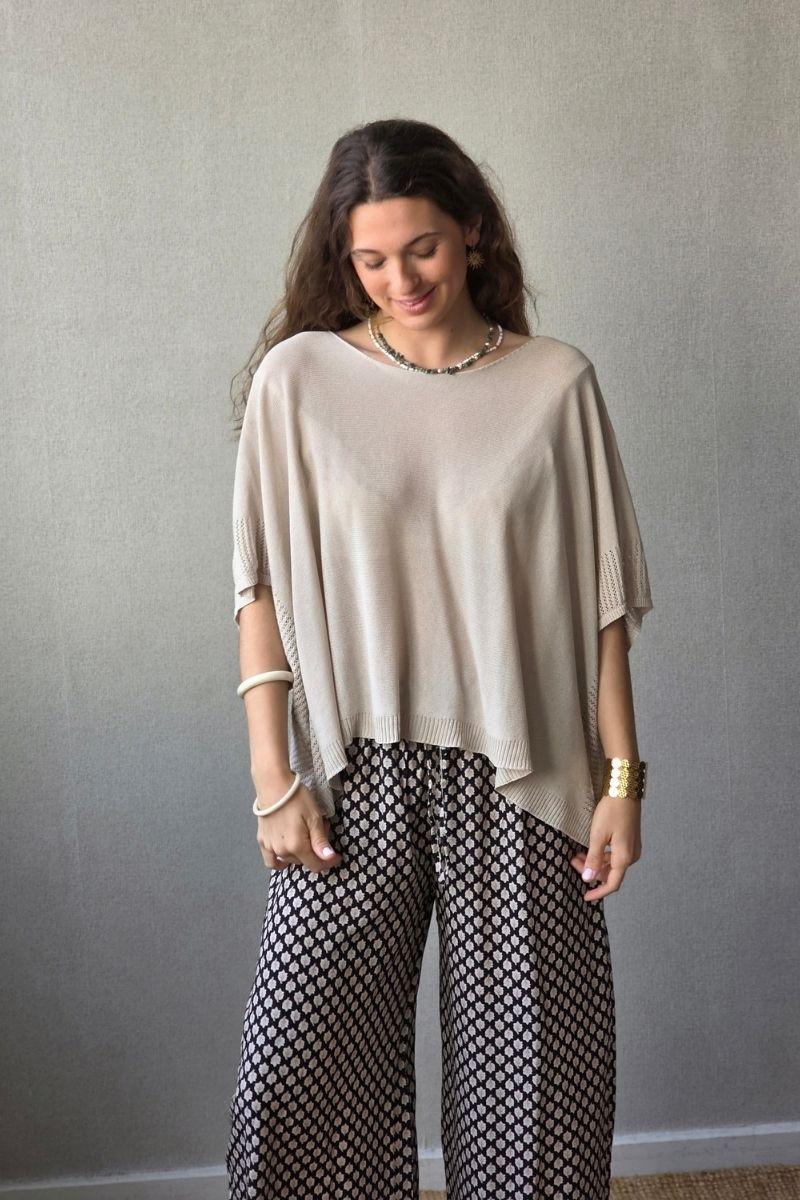Jersey tipo capa manga calada beige