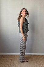 Pantalón estampado fuego con bolsillos caqui
