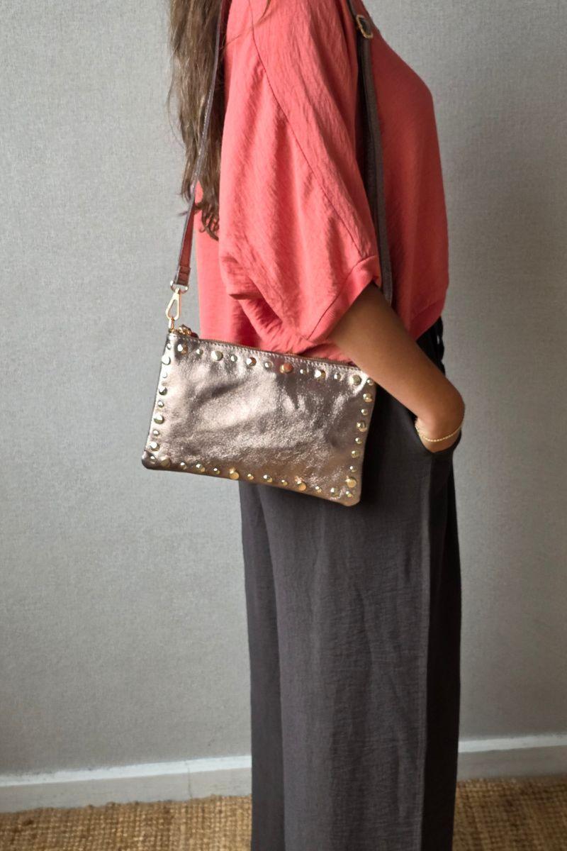 Bolso de piel tipo sobre con tachas cobre