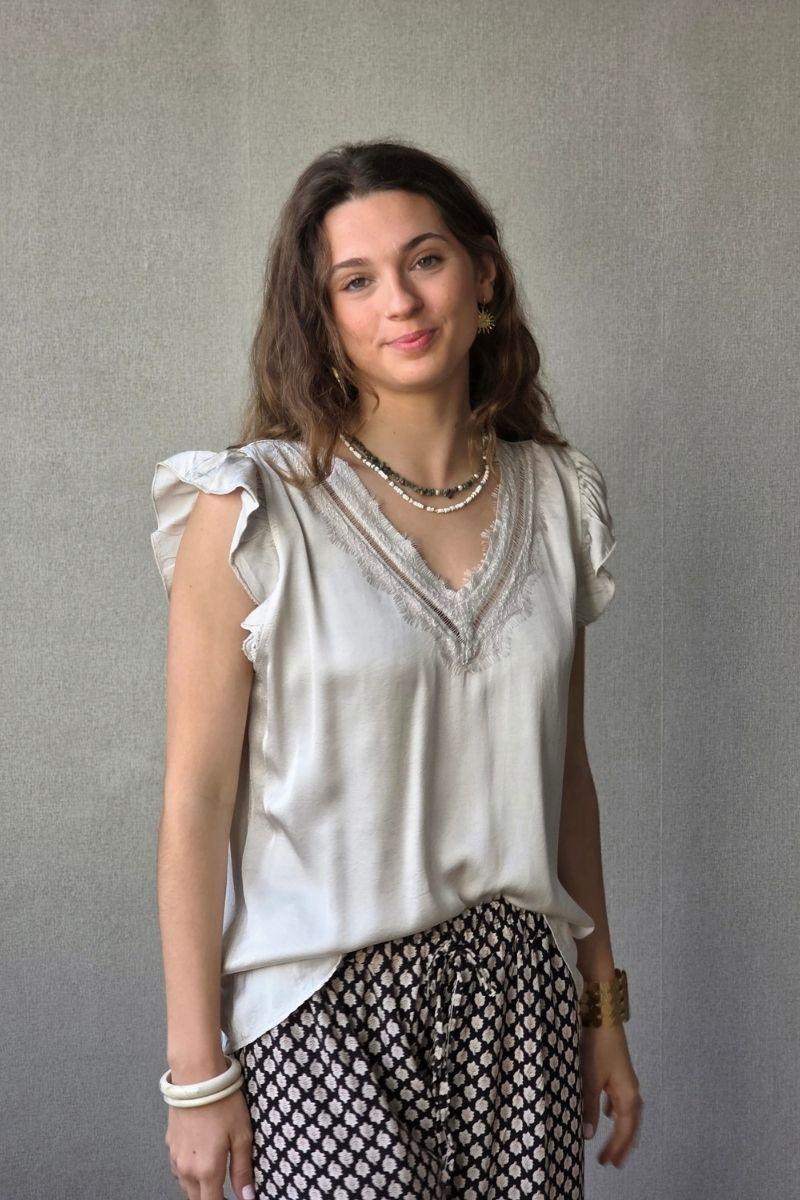 Blusa beige raso con puntilla y volante en la manga