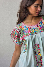 Vestido mexicano bordado a mano salvia