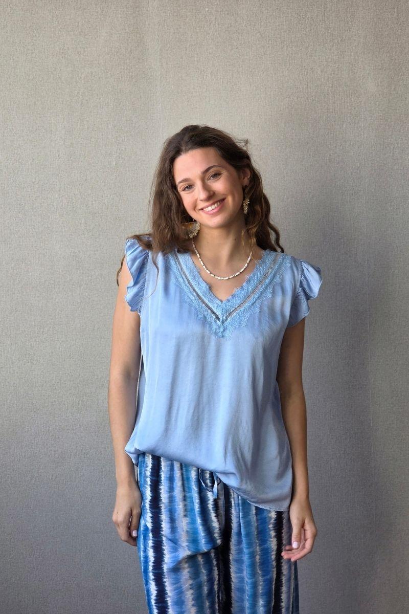 Blusa celeste raso con puntilla y volante en la manga
