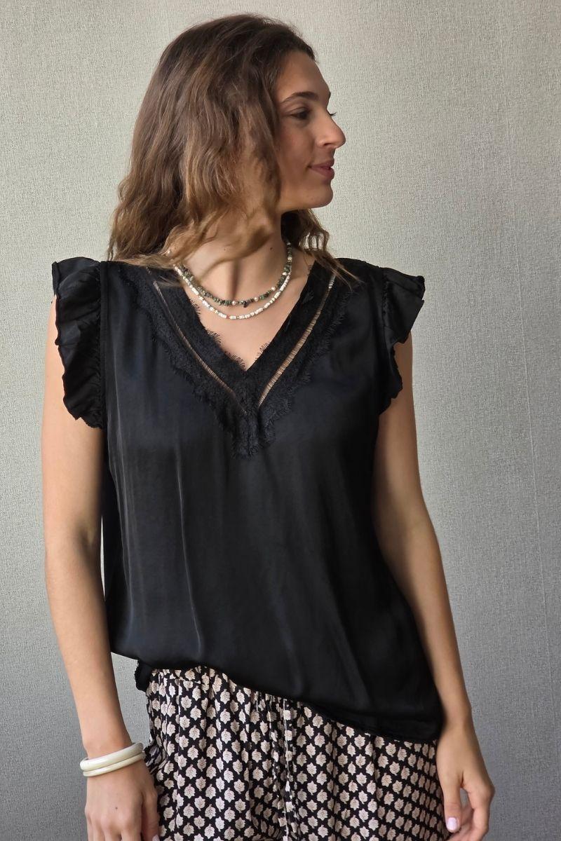 Blusa negro raso con puntilla y volante en la manga