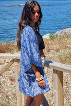 Kimono corto estampado rematado con espejitos azul jean