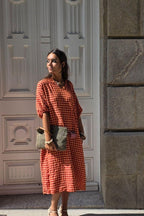 Vestido cuello pico de cuadros teja