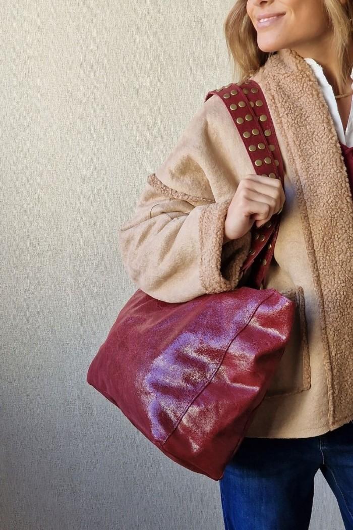 Bolso shopper de piel con tachhas en el asa