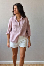 Camisa rosa tipo lino con bolsillos