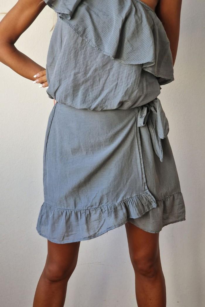 Mini falda con lazada delantera en color gris
