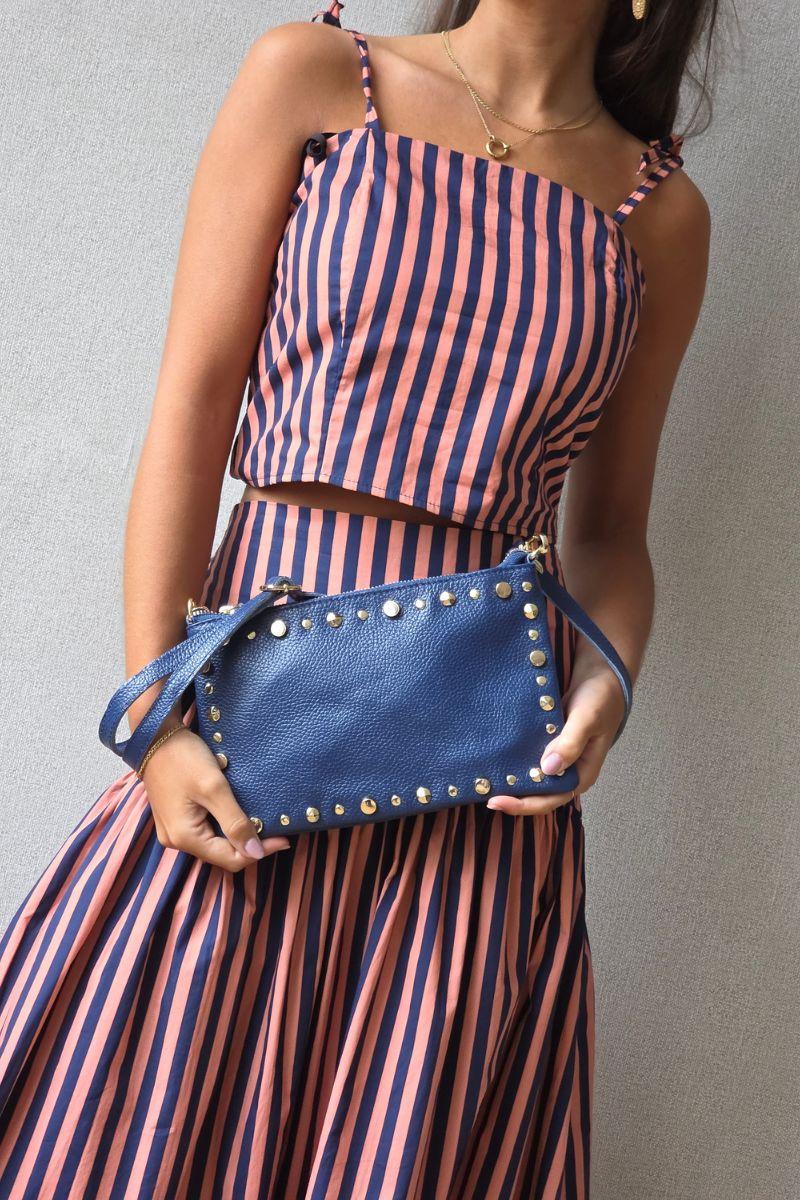 Bolso de piel tipo sobre con tachas azul marino