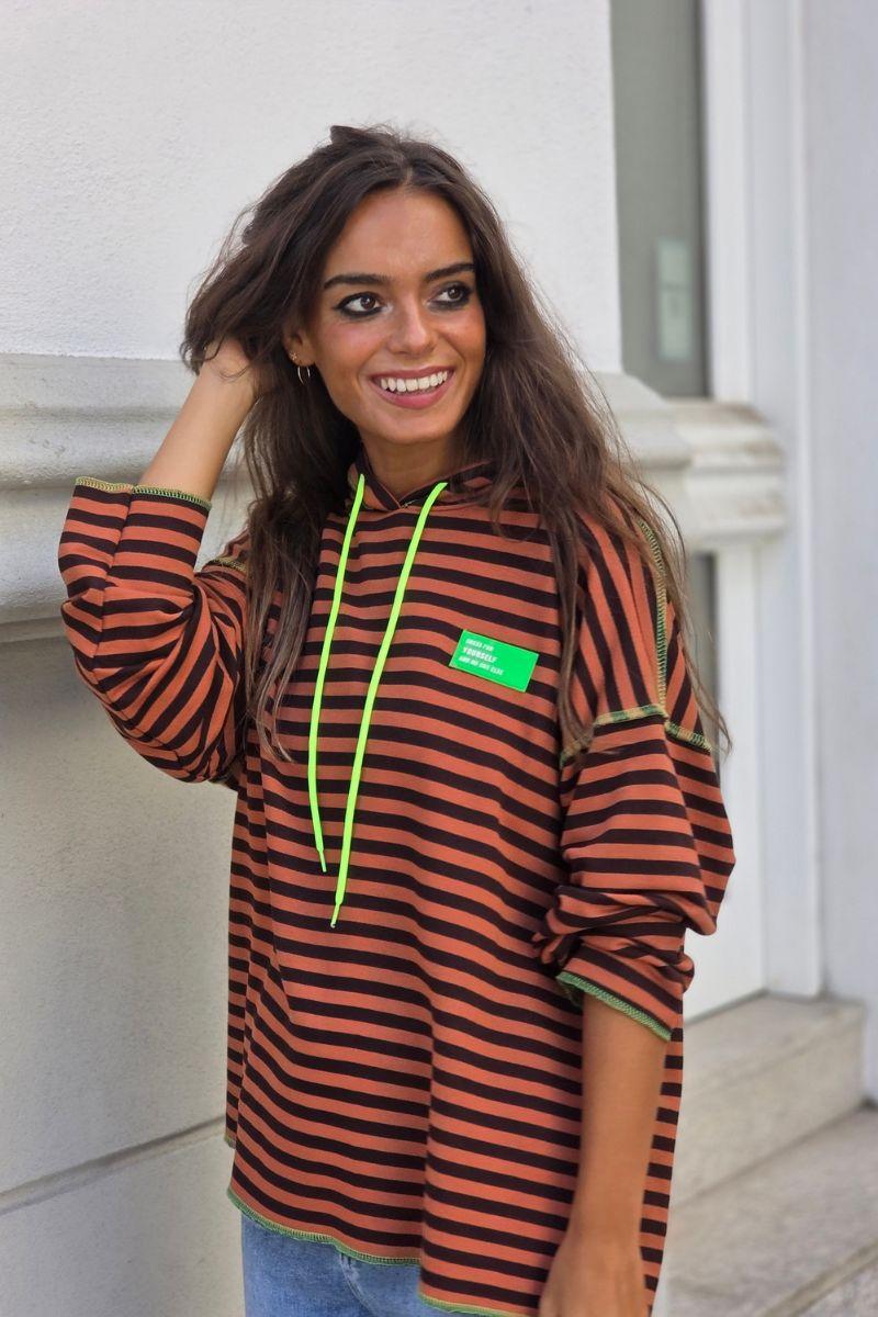 Sudadera de rayas con capucha color caldero