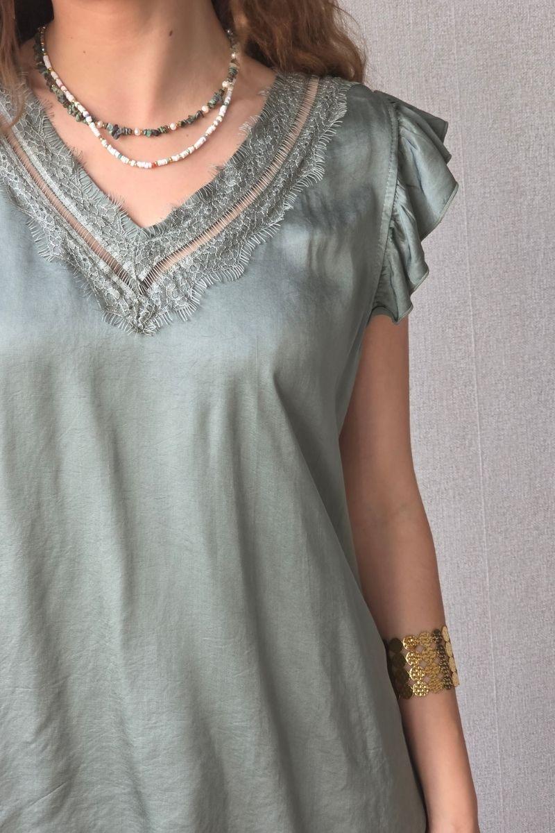 Blusa caqui raso con puntilla y volante en la manga