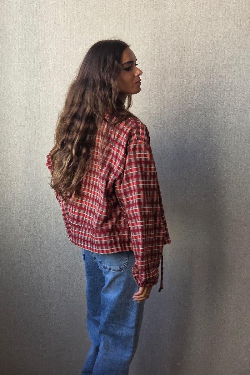chaqueta tipo bomber de cuadros rojo