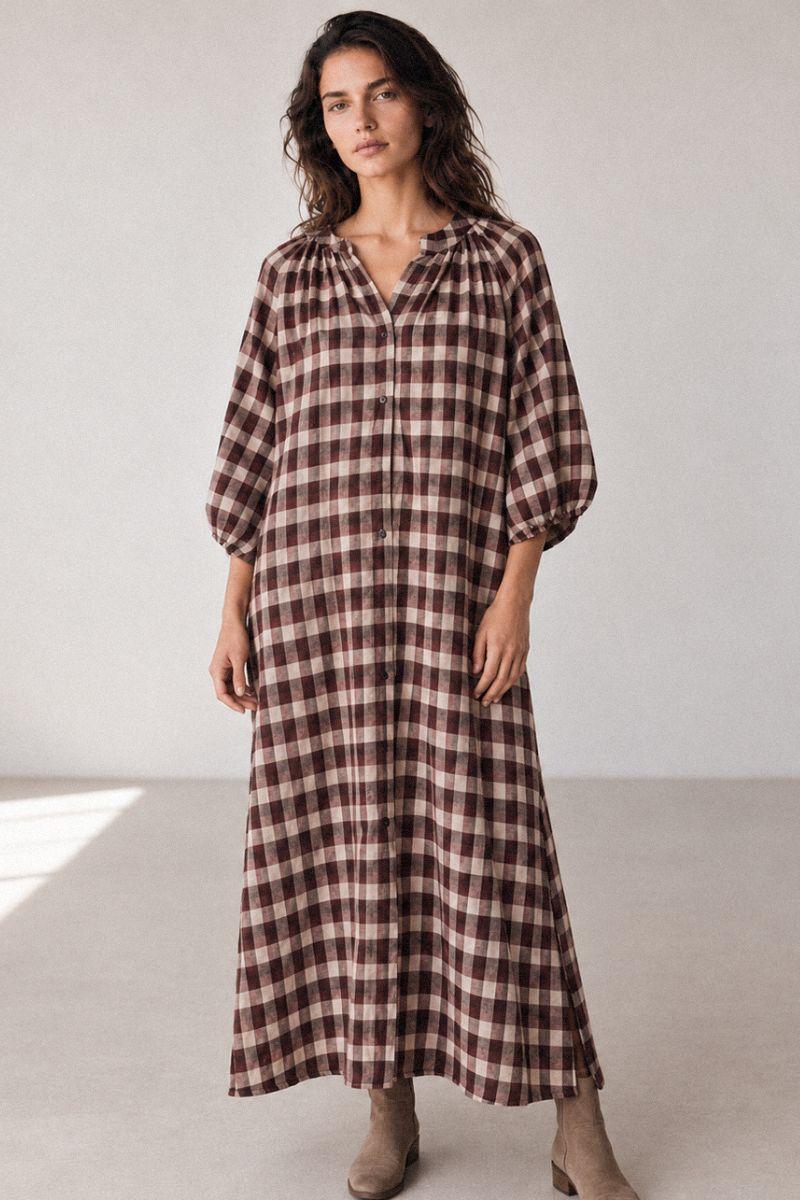 Vestido de cuadros chocolate abotonado con cuello de pico