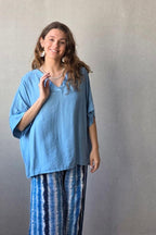 Blusa over manga corta con detalle satinado azul jean