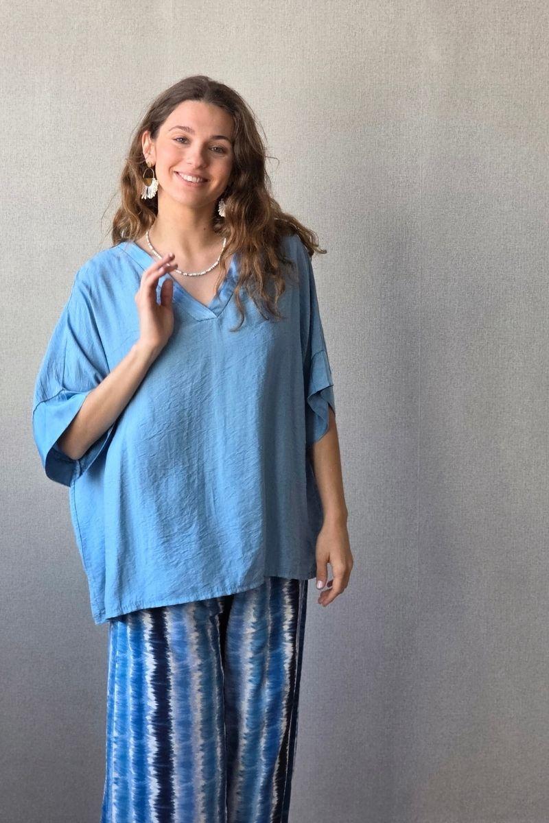 Blusa over manga corta con detalle satinado azul jean