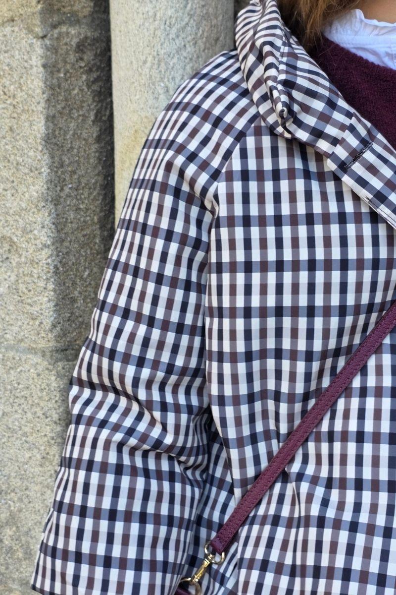 Parka corta tipo chubasquero de cuadros vichy negra