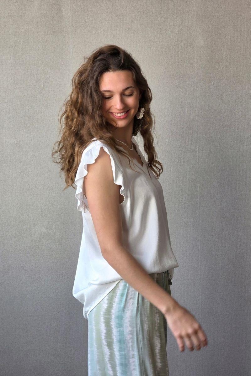 Blusa blanca raso con puntilla y volante en la manga