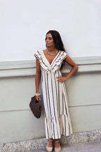 Vestido con volantes y estampado de rayas