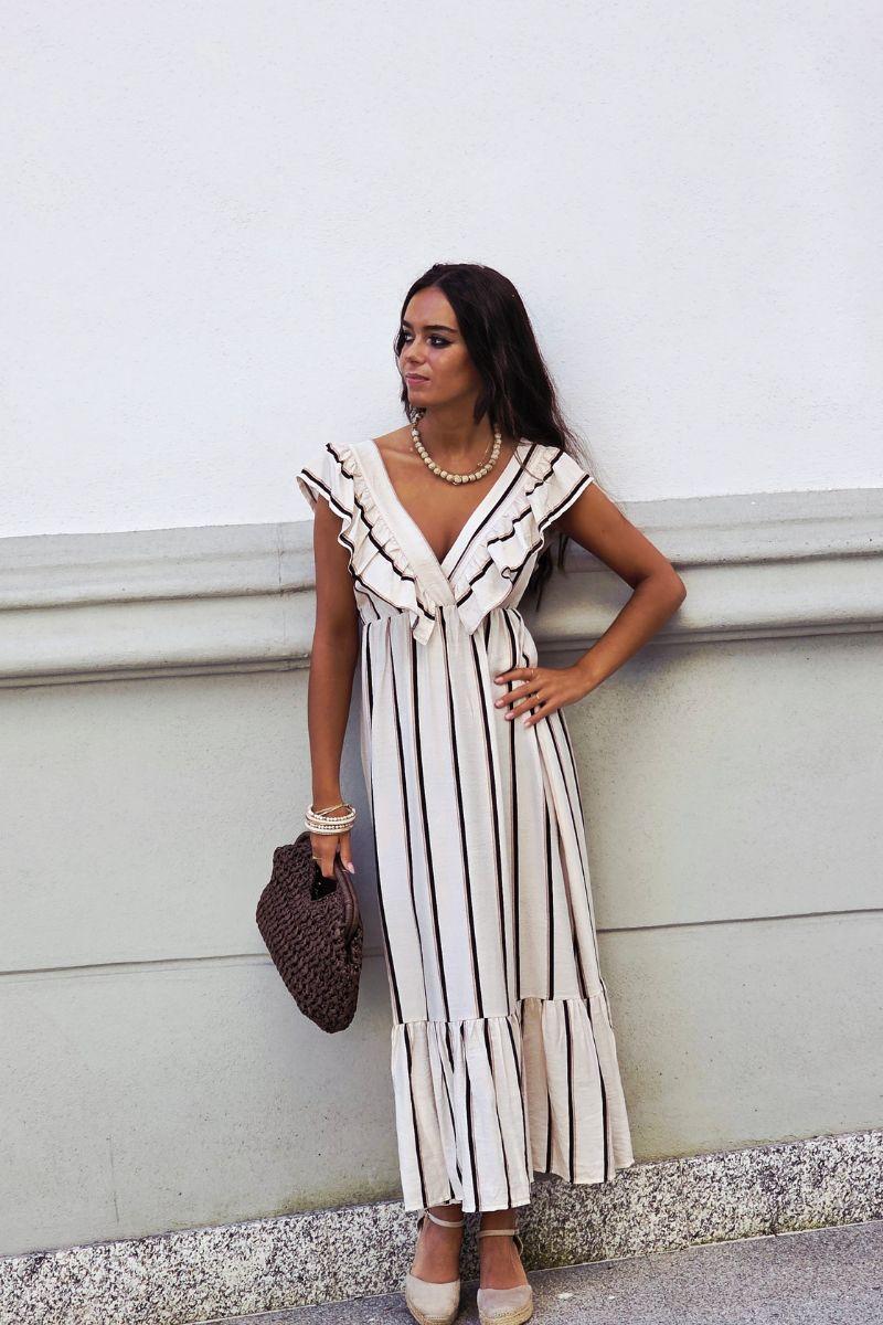 Vestido con volantes y estampado de rayas
