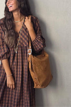Bolso camel de ante oversize con detralles dorados