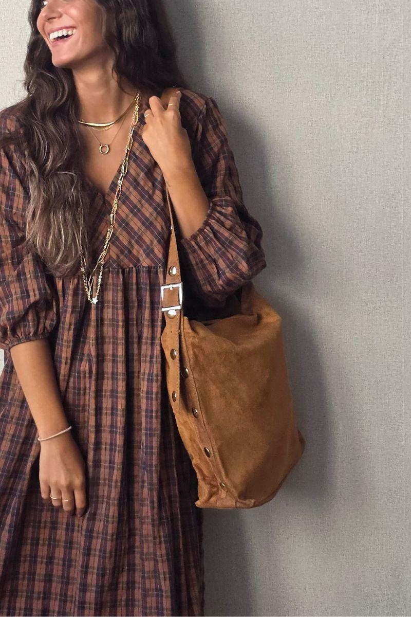Bolso camel de ante oversize con detralles dorados
