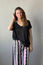 Blusa de seda con tres botones negra