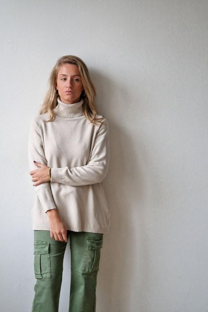 Jersey oversize beige de cuello alto