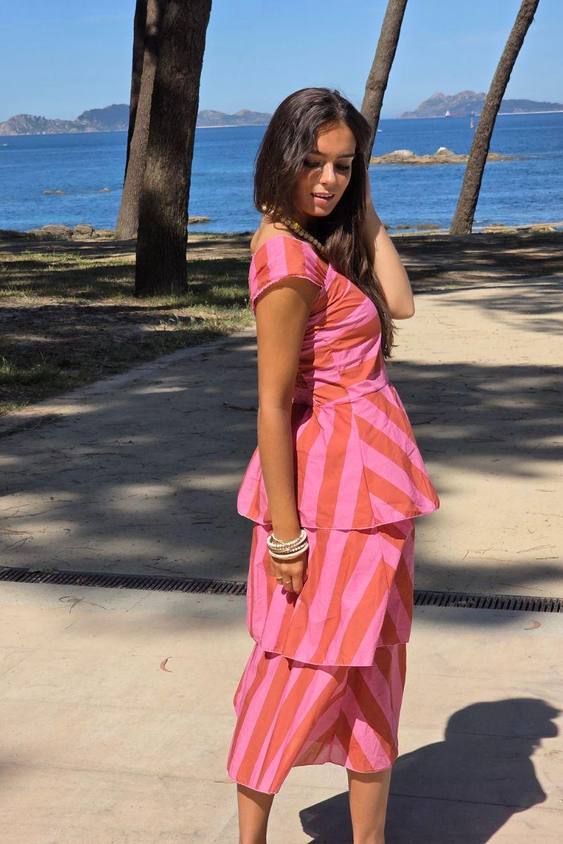Vestido con cortes y volantes rosas