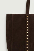 Bolso de ante shopping con tachuelas chocolate