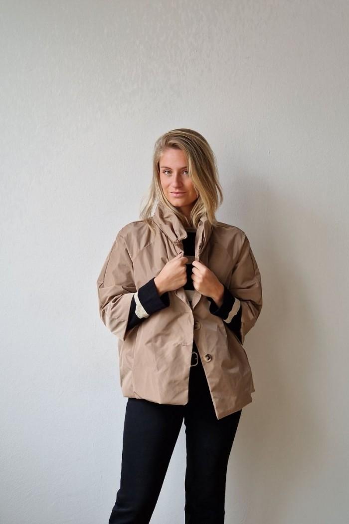 Parka corta tipo chubasquero camel