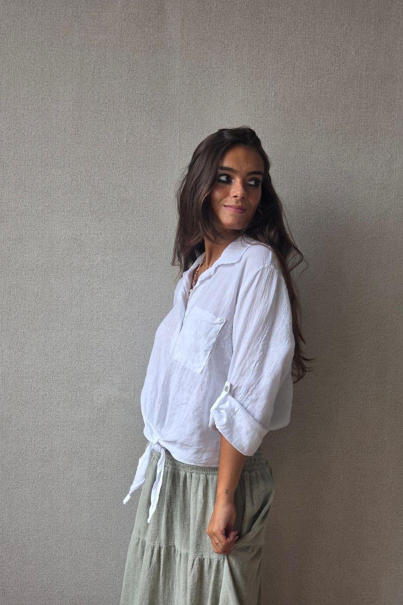 Camisa blanca con nudo