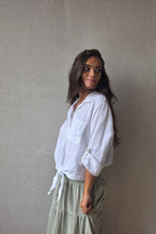 Camisa blanca con nudo