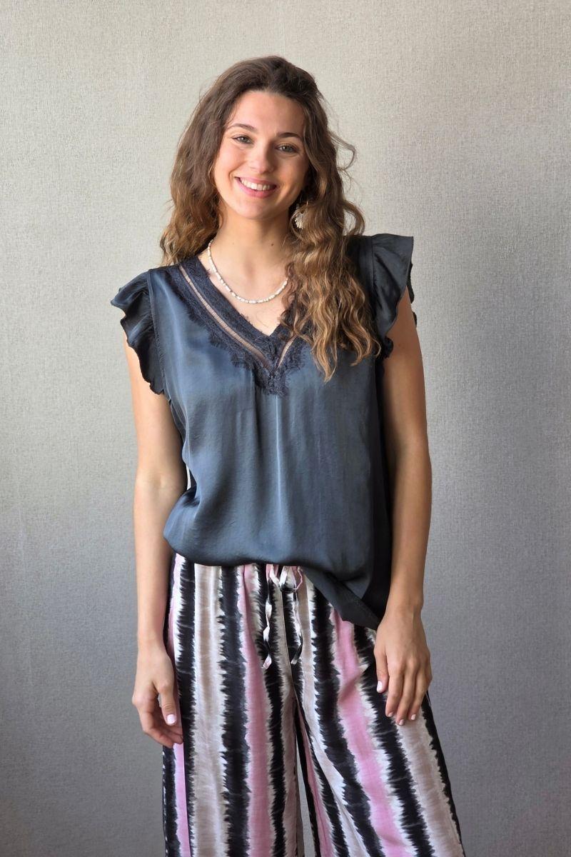 Blusa gris oscuro de raso con puntilla y volante en la manga