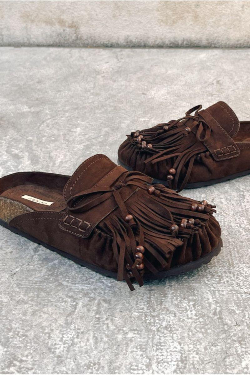 Zueco Plano Ante Chocolate con Flecos - Estilo Boho Chic