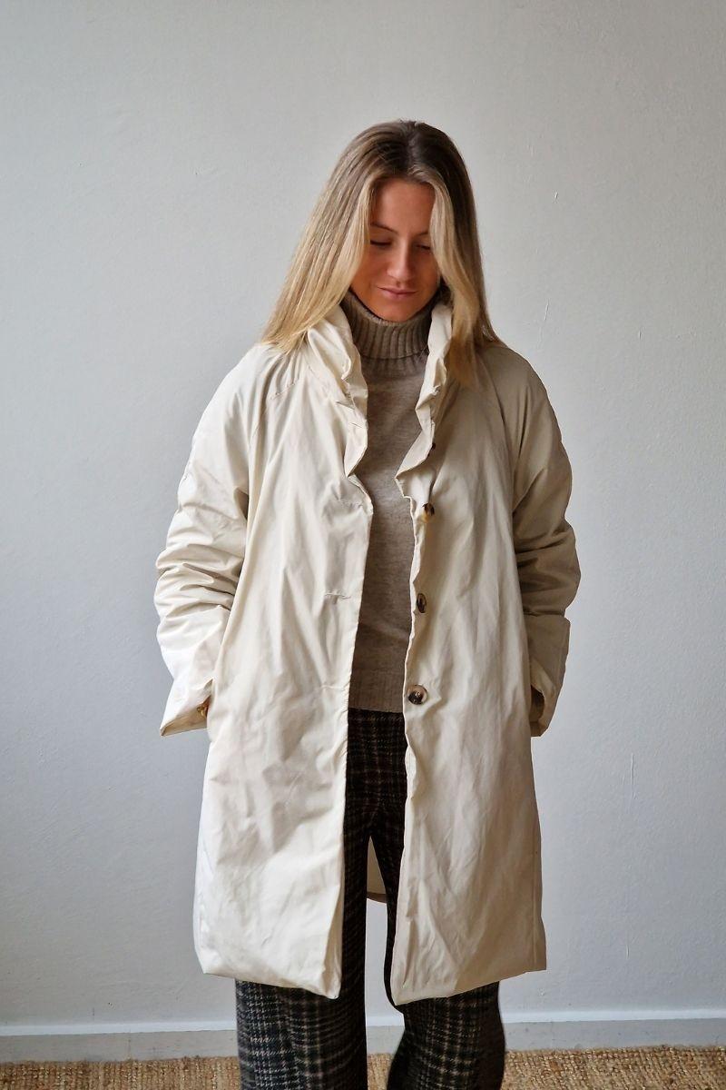 Parka larga tipo chubasquero beige