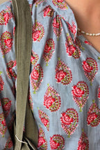 Camisa estampada de flores azul jean