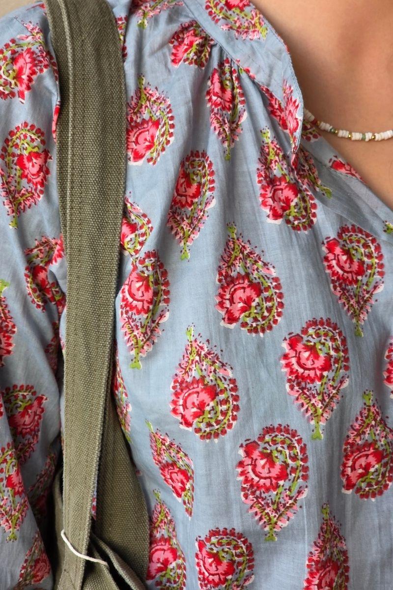 Camisa estampada de flores azul jean