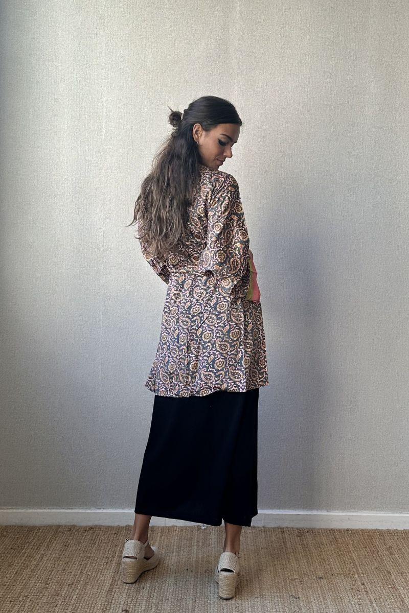 Kimono estampado gris oscuro
