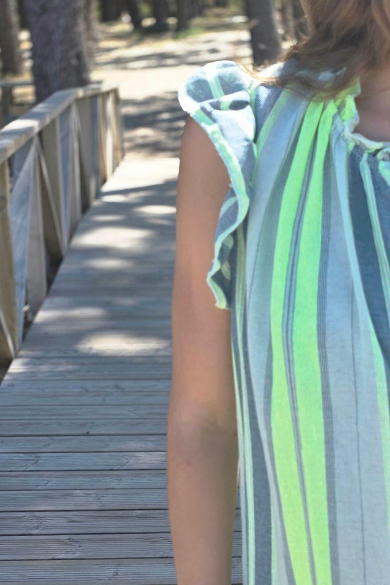 Vestido camisero con volantes verde fluor