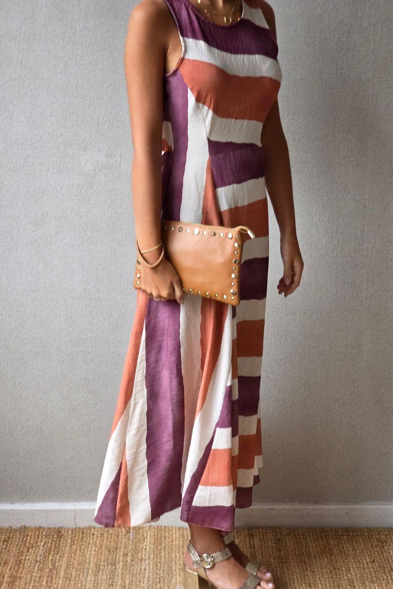 Bolso de piel tipo sobre con tachas camel