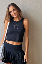Camiseta básica negra con estrella de tachas