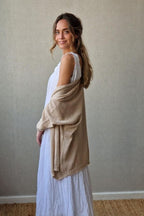 Chaqueta corta de punto frío color beige