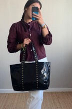 Bolso de piel con tachas negro