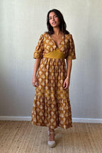 Vestido hoja manga corta y escote estampado mostaza