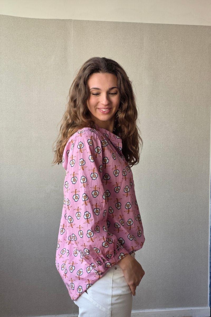 Camisa estampada de flores rosa antiguo