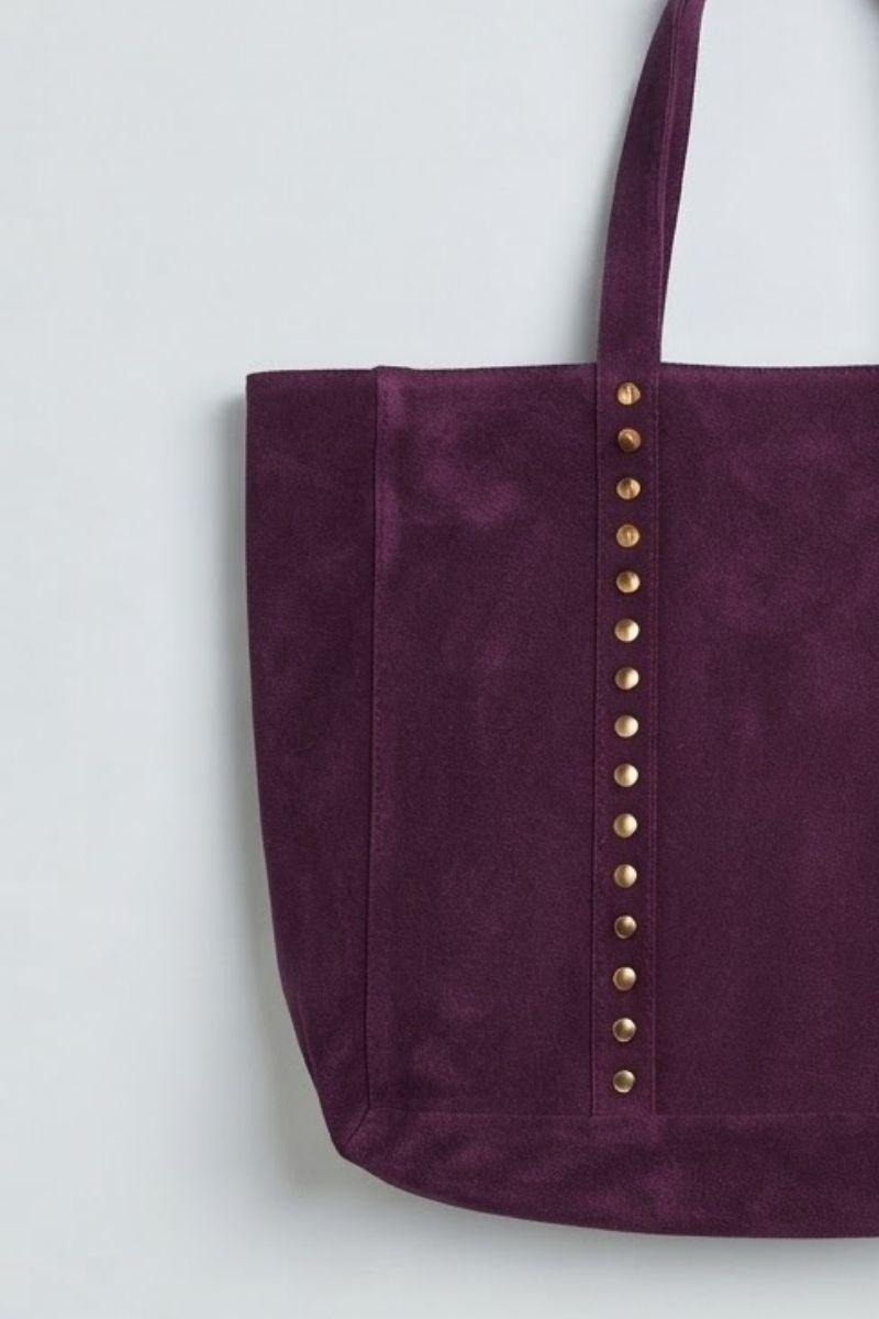 Bolso de ante shopping con tachuelas granate